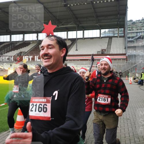 07.12.2025 - St. Pauli X-Mass-Run No. 15 Fabian Wolf http://msf.ph/oto/9418452 07.12.2025 11:26:01 Ziel 674, 678, 1079, 1344, 1356, 1593, 1673, 2055, 2088, 2145, 2161, 2166, 2198, 2255, 2265, 3050, 3051, 3068, 3070 meine-sportfotos.de
