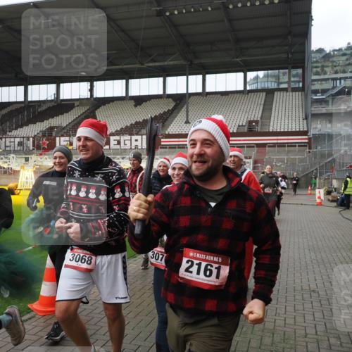 07.12.2025 - St. Pauli X-Mass-Run No. 15 Fabian Wolf http://msf.ph/oto/9418453 07.12.2025 11:26:02 Ziel 674, 678, 1079, 1344, 1356, 1673, 2055, 2088, 2145, 2161, 2166, 2198, 2255, 2265, 3050, 3051, 3068, 3070, 3094 meine-sportfotos.de