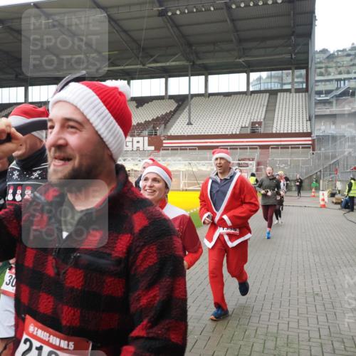 07.12.2025 - St. Pauli X-Mass-Run No. 15 Fabian Wolf http://msf.ph/oto/9418454 07.12.2025 11:26:02 Ziel 674, 678, 1079, 1344, 1356, 1673, 2055, 2088, 2145, 2161, 2166, 2198, 2255, 2265, 3050, 3051, 3068, 3070, 3094 meine-sportfotos.de