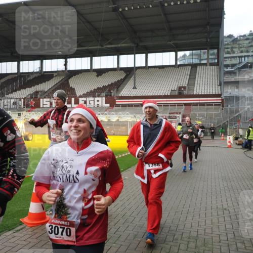 07.12.2025 - St. Pauli X-Mass-Run No. 15 Fabian Wolf http://msf.ph/oto/9418455 07.12.2025 11:26:02 Ziel 674, 678, 1079, 1344, 1356, 1673, 2055, 2088, 2145, 2161, 2166, 2198, 2255, 2265, 3050, 3051, 3068, 3070, 3094 meine-sportfotos.de
