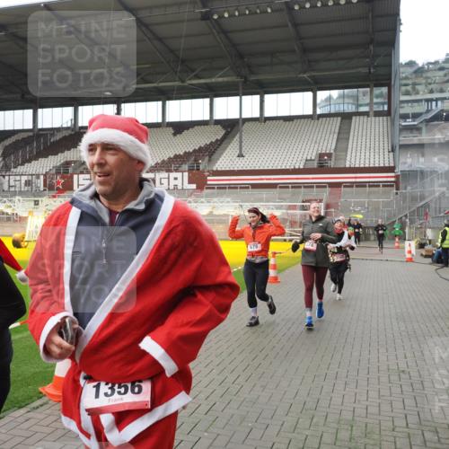 07.12.2025 - St. Pauli X-Mass-Run No. 15 Fabian Wolf http://msf.ph/oto/9418459 07.12.2025 11:26:03 Ziel 674, 678, 1079, 1344, 1356, 1673, 2055, 2088, 2145, 2161, 2166, 2198, 2255, 2265, 3050, 3051, 3068, 3070, 3094 meine-sportfotos.de