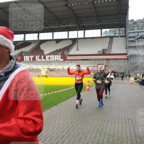 07.12.2025 - St. Pauli X-Mass-Run No. 15 Fabian Wolf http://msf.ph/oto/9418460 07.12.2025 11:26:03 Ziel 674, 678, 1079, 1344, 1356, 1673, 2055, 2088, 2145, 2161, 2166, 2198, 2255, 2265, 3050, 3051, 3068, 3070, 3094 meine-sportfotos.de