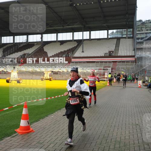 07.12.2025 - St. Pauli X-Mass-Run No. 15 Fabian Wolf http://msf.ph/oto/9418471 07.12.2025 11:26:05 Ziel 674, 678, 1079, 1344, 1356, 1673, 2055, 2088, 2145, 2161, 2166, 2198, 2255, 2265, 3050, 3051, 3068, 3070, 3094, 3607 meine-sportfotos.de