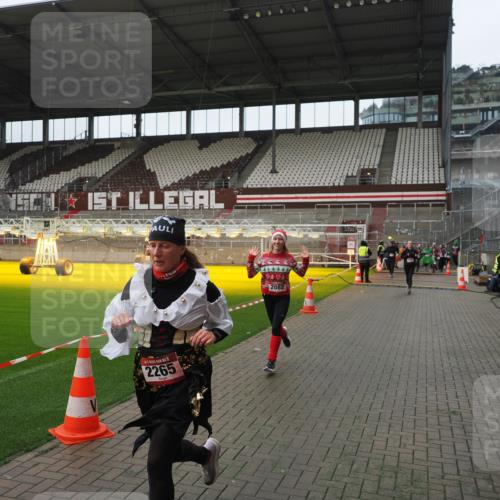 07.12.2025 - St. Pauli X-Mass-Run No. 15 Fabian Wolf http://msf.ph/oto/9418473 07.12.2025 11:26:06 Ziel 674, 678, 1079, 1344, 1356, 1673, 2055, 2088, 2145, 2161, 2166, 2198, 2255, 2265, 3050, 3051, 3068, 3070, 3094, 3607 meine-sportfotos.de