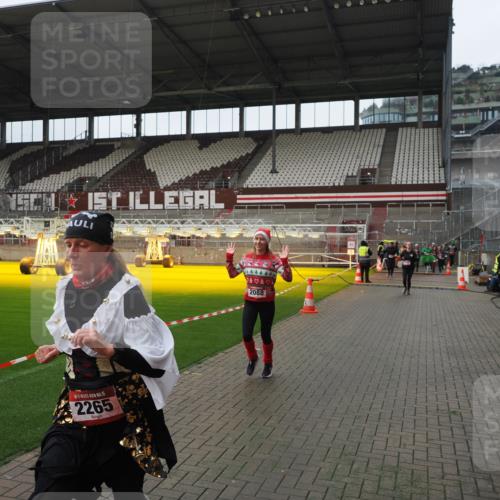 07.12.2025 - St. Pauli X-Mass-Run No. 15 Fabian Wolf http://msf.ph/oto/9418474 07.12.2025 11:26:06 Ziel 674, 678, 1079, 1344, 1356, 1673, 2055, 2088, 2145, 2161, 2166, 2198, 2255, 2265, 3050, 3051, 3068, 3070, 3094, 3607 meine-sportfotos.de