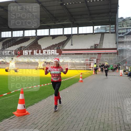 07.12.2025 - St. Pauli X-Mass-Run No. 15 Fabian Wolf http://msf.ph/oto/9418476 07.12.2025 11:26:06 Ziel 674, 678, 1079, 1344, 1356, 1673, 2055, 2088, 2145, 2161, 2166, 2198, 2255, 2265, 3050, 3051, 3068, 3070, 3094, 3607 meine-sportfotos.de