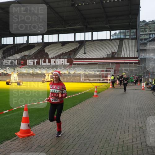 07.12.2025 - St. Pauli X-Mass-Run No. 15 Fabian Wolf http://msf.ph/oto/9418477 07.12.2025 11:26:06 Ziel 674, 678, 1079, 1344, 1356, 1673, 2055, 2088, 2145, 2161, 2166, 2198, 2255, 2265, 3050, 3051, 3068, 3070, 3094, 3607 meine-sportfotos.de
