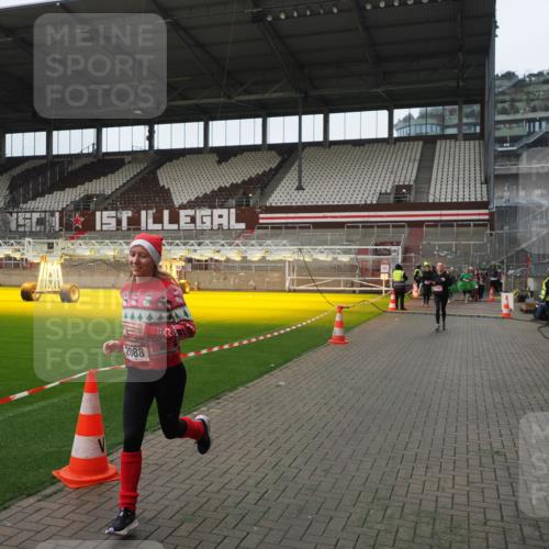 07.12.2025 - St. Pauli X-Mass-Run No. 15 Fabian Wolf http://msf.ph/oto/9418478 07.12.2025 11:26:07 Ziel 674, 678, 1079, 1344, 1356, 1673, 2055, 2088, 2145, 2161, 2166, 2198, 2255, 2265, 2786, 3050, 3051, 3068, 3070, 3094, 3607 meine-sportfotos.de