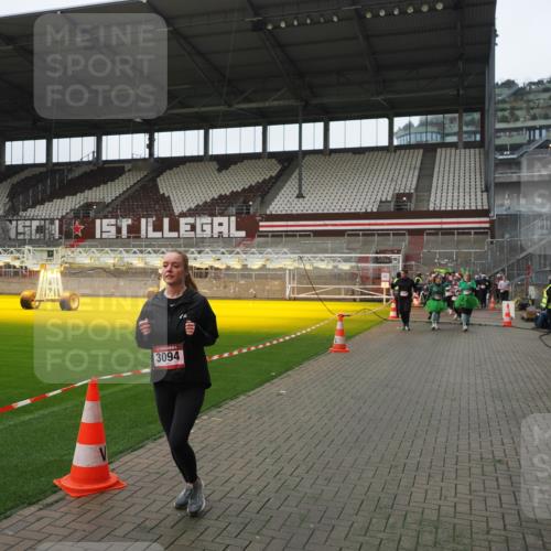 07.12.2025 - St. Pauli X-Mass-Run No. 15 Fabian Wolf http://msf.ph/oto/9418488 07.12.2025 11:26:11 Ziel 674, 678, 1079, 1344, 1345, 1356, 1673, 2063, 2088, 2145, 2161, 2166, 2198, 2255, 2265, 2786, 2795, 3068, 3070, 3094, 3257, 3258, 3260, 3261, 3607 meine-sportfotos.de