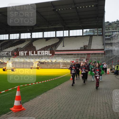 07.12.2025 - St. Pauli X-Mass-Run No. 15 Fabian Wolf http://msf.ph/oto/9418490 07.12.2025 11:26:16 Ziel 610, 624, 674, 1345, 1498, 1501, 1632, 2059, 2063, 2066, 2069, 2074, 2088, 2124, 2145, 2161, 2166, 2198, 2255, 2257, 2260, 2265, 2637, 2786, 2795, 3094, 3217, 3257, 3258, 3260, 3261, 3607 meine-sportfotos.de