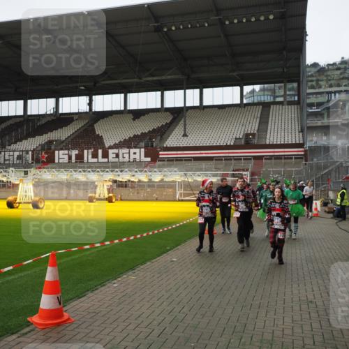 07.12.2025 - St. Pauli X-Mass-Run No. 15 Fabian Wolf http://msf.ph/oto/9418491 07.12.2025 11:26:16 Ziel 610, 624, 674, 1345, 1498, 1501, 1632, 2059, 2063, 2066, 2069, 2074, 2088, 2124, 2145, 2161, 2166, 2198, 2255, 2257, 2260, 2265, 2637, 2786, 2795, 3094, 3217, 3257, 3258, 3260, 3261, 3607 meine-sportfotos.de