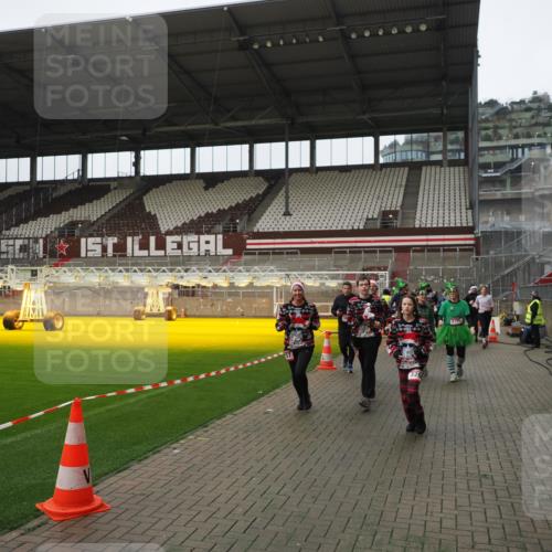 07.12.2025 - St. Pauli X-Mass-Run No. 15 Fabian Wolf http://msf.ph/oto/9418493 07.12.2025 11:26:16 Ziel 610, 624, 674, 1345, 1498, 1501, 1632, 2059, 2063, 2066, 2069, 2074, 2088, 2124, 2145, 2161, 2166, 2198, 2255, 2257, 2260, 2265, 2637, 2786, 2795, 3094, 3217, 3257, 3258, 3260, 3261, 3607 meine-sportfotos.de