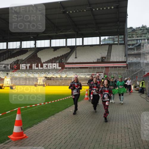 07.12.2025 - St. Pauli X-Mass-Run No. 15 Fabian Wolf http://msf.ph/oto/9418494 07.12.2025 11:26:16 Ziel 610, 624, 674, 1345, 1498, 1501, 1632, 2059, 2063, 2066, 2069, 2074, 2088, 2124, 2145, 2161, 2166, 2198, 2255, 2257, 2260, 2265, 2637, 2786, 2795, 3094, 3217, 3257, 3258, 3260, 3261, 3607 meine-sportfotos.de