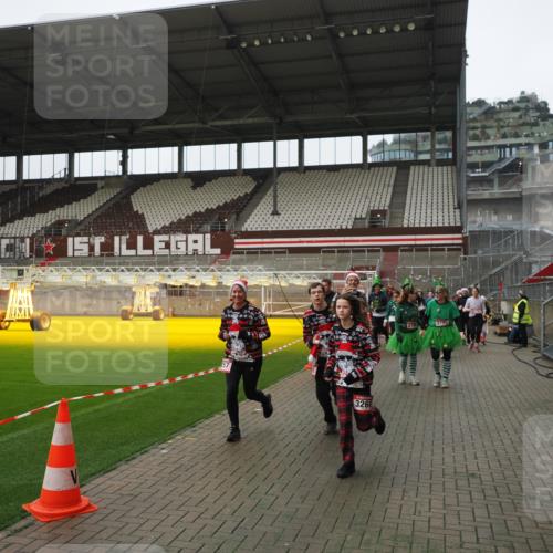 07.12.2025 - St. Pauli X-Mass-Run No. 15 Fabian Wolf http://msf.ph/oto/9418496 07.12.2025 11:26:17 Ziel 610, 624, 1345, 1498, 1501, 1632, 2059, 2063, 2066, 2069, 2074, 2088, 2124, 2161, 2198, 2255, 2257, 2260, 2265, 2637, 2786, 2795, 3094, 3217, 3257, 3258, 3260, 3261, 3607 meine-sportfotos.de