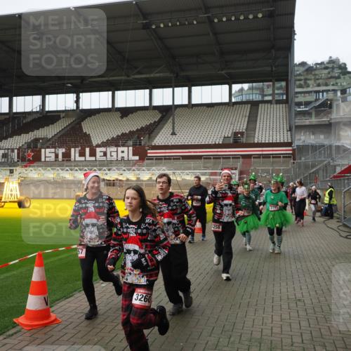 07.12.2025 - St. Pauli X-Mass-Run No. 15 Fabian Wolf http://msf.ph/oto/9418500 07.12.2025 11:26:18 Ziel 610, 624, 1345, 1498, 1501, 1632, 2059, 2063, 2066, 2069, 2074, 2088, 2124, 2257, 2260, 2637, 2786, 2795, 3094, 3217, 3257, 3258, 3260, 3261, 3607 meine-sportfotos.de
