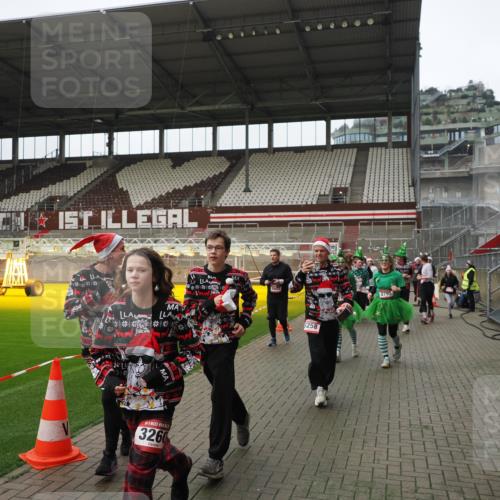 07.12.2025 - St. Pauli X-Mass-Run No. 15 Fabian Wolf http://msf.ph/oto/9418501 07.12.2025 11:26:18 Ziel 610, 624, 1345, 1498, 1501, 1632, 2059, 2063, 2066, 2069, 2074, 2088, 2124, 2257, 2260, 2637, 2786, 2795, 3094, 3217, 3257, 3258, 3260, 3261, 3607 meine-sportfotos.de