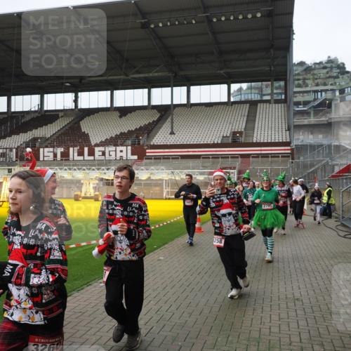 07.12.2025 - St. Pauli X-Mass-Run No. 15 Fabian Wolf http://msf.ph/oto/9418502 07.12.2025 11:26:18 Ziel 610, 624, 1345, 1498, 1501, 1632, 2059, 2063, 2066, 2069, 2074, 2088, 2124, 2257, 2260, 2637, 2786, 2795, 3094, 3217, 3257, 3258, 3260, 3261, 3607 meine-sportfotos.de