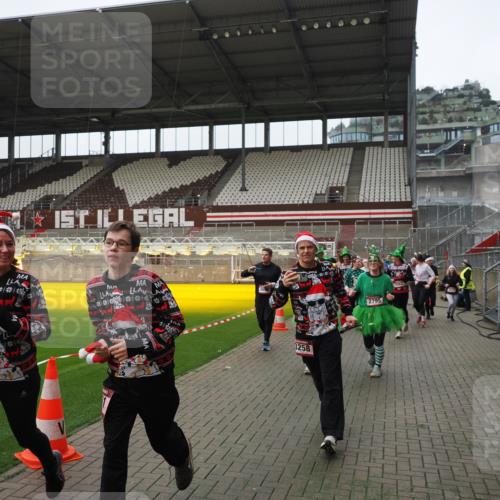 07.12.2025 - St. Pauli X-Mass-Run No. 15 Fabian Wolf http://msf.ph/oto/9418503 07.12.2025 11:26:18 Ziel 610, 624, 1345, 1498, 1501, 1632, 2059, 2063, 2066, 2069, 2074, 2088, 2124, 2257, 2260, 2637, 2786, 2795, 3094, 3217, 3257, 3258, 3260, 3261, 3607 meine-sportfotos.de
