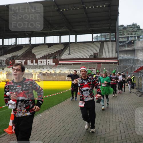 07.12.2025 - St. Pauli X-Mass-Run No. 15 Fabian Wolf http://msf.ph/oto/9418504 07.12.2025 11:26:18 Ziel 610, 624, 1345, 1498, 1501, 1632, 2059, 2063, 2066, 2069, 2074, 2088, 2124, 2257, 2260, 2637, 2786, 2795, 3094, 3217, 3257, 3258, 3260, 3261, 3607 meine-sportfotos.de