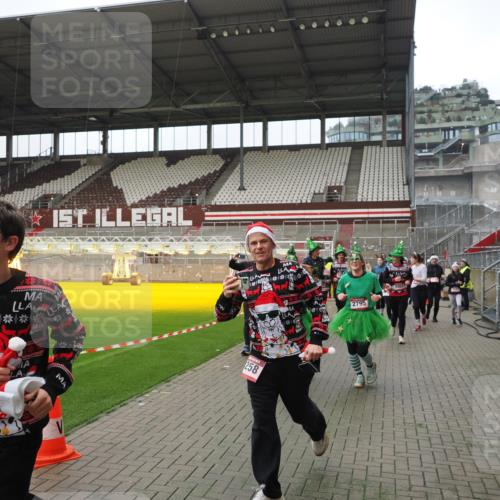 07.12.2025 - St. Pauli X-Mass-Run No. 15 Fabian Wolf http://msf.ph/oto/9418505 07.12.2025 11:26:19 Ziel 610, 624, 1345, 1498, 1501, 1632, 2059, 2063, 2066, 2069, 2074, 2088, 2124, 2257, 2260, 2637, 2786, 2795, 3094, 3217, 3257, 3258, 3260, 3261, 3607 meine-sportfotos.de