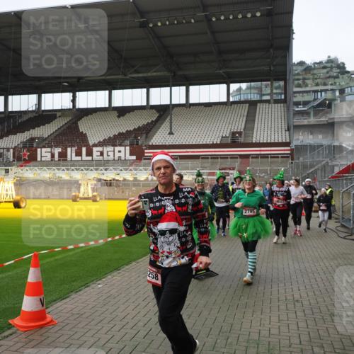 07.12.2025 - St. Pauli X-Mass-Run No. 15 Fabian Wolf http://msf.ph/oto/9418506 07.12.2025 11:26:19 Ziel 610, 624, 1345, 1498, 1501, 1632, 2059, 2063, 2066, 2069, 2074, 2088, 2124, 2257, 2260, 2637, 2786, 2795, 3094, 3217, 3257, 3258, 3260, 3261, 3607 meine-sportfotos.de