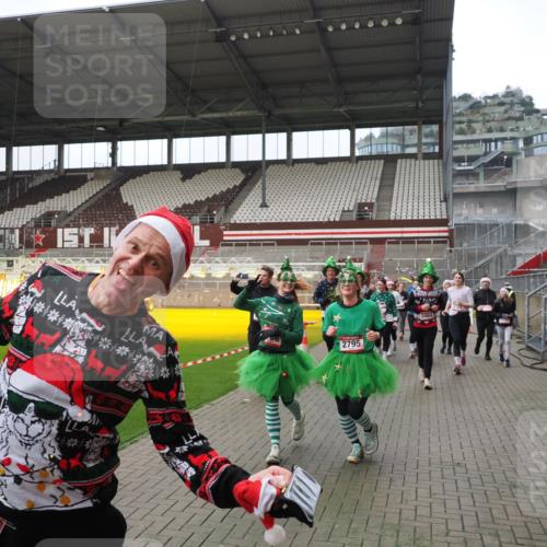 07.12.2025 - St. Pauli X-Mass-Run No. 15 Fabian Wolf http://msf.ph/oto/9418507 07.12.2025 11:26:19 Ziel 610, 624, 1345, 1498, 1501, 1632, 2059, 2063, 2066, 2069, 2074, 2088, 2124, 2257, 2260, 2637, 2786, 2795, 3094, 3217, 3257, 3258, 3260, 3261, 3607 meine-sportfotos.de