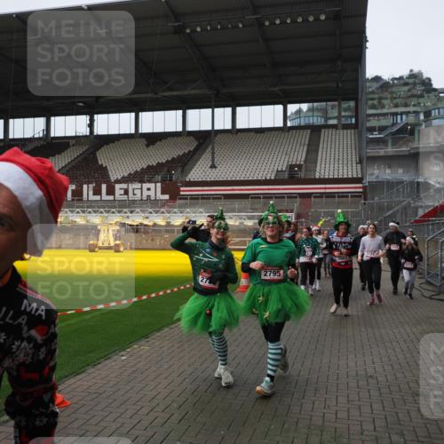 07.12.2025 - St. Pauli X-Mass-Run No. 15 Fabian Wolf http://msf.ph/oto/9418508 07.12.2025 11:26:20 Ziel 610, 624, 1345, 1498, 1501, 1632, 2059, 2063, 2066, 2069, 2074, 2124, 2257, 2260, 2637, 2786, 2795, 3094, 3217, 3257, 3258, 3260, 3261, 3607 meine-sportfotos.de