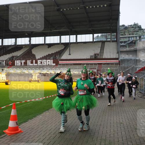 07.12.2025 - St. Pauli X-Mass-Run No. 15 Fabian Wolf http://msf.ph/oto/9418509 07.12.2025 11:26:20 Ziel 610, 624, 1345, 1498, 1501, 1632, 2059, 2063, 2066, 2069, 2074, 2124, 2257, 2260, 2637, 2786, 2795, 3094, 3217, 3257, 3258, 3260, 3261, 3607 meine-sportfotos.de