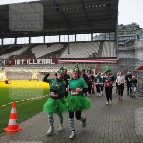 07.12.2025 - St. Pauli X-Mass-Run No. 15 Fabian Wolf http://msf.ph/oto/9418510 07.12.2025 11:26:20 Ziel 610, 624, 1345, 1498, 1501, 1632, 2059, 2063, 2066, 2069, 2074, 2124, 2257, 2260, 2637, 2786, 2795, 3094, 3217, 3257, 3258, 3260, 3261, 3607 meine-sportfotos.de