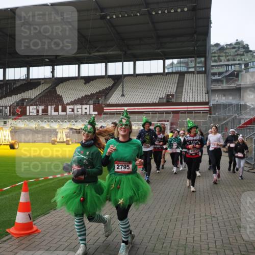 07.12.2025 - St. Pauli X-Mass-Run No. 15 Fabian Wolf http://msf.ph/oto/9418511 07.12.2025 11:26:20 Ziel 610, 624, 1345, 1498, 1501, 1632, 2059, 2063, 2066, 2069, 2074, 2124, 2257, 2260, 2637, 2786, 2795, 3094, 3217, 3257, 3258, 3260, 3261, 3607 meine-sportfotos.de