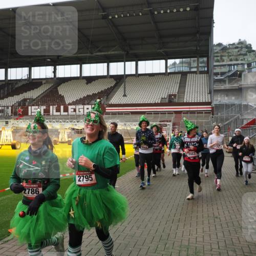 07.12.2025 - St. Pauli X-Mass-Run No. 15 Fabian Wolf http://msf.ph/oto/9418512 07.12.2025 11:26:21 Ziel 610, 624, 1345, 1498, 1501, 1632, 2059, 2063, 2066, 2069, 2074, 2124, 2257, 2260, 2637, 2786, 2795, 3094, 3217, 3257, 3258, 3260, 3261, 3607 meine-sportfotos.de