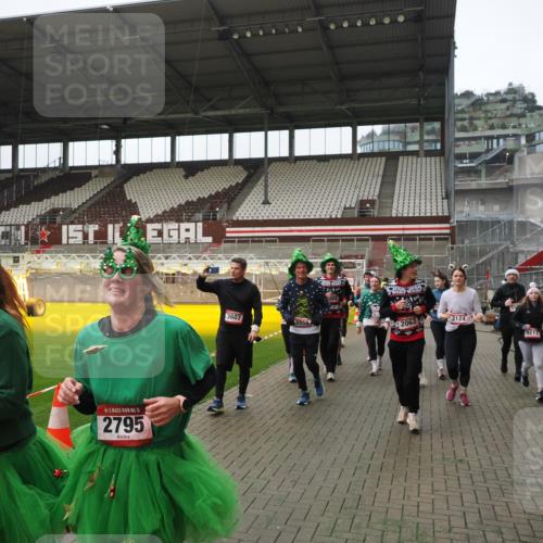 07.12.2025 - St. Pauli X-Mass-Run No. 15 Fabian Wolf http://msf.ph/oto/9418513 07.12.2025 11:26:21 Ziel 610, 624, 1345, 1498, 1501, 1632, 2059, 2063, 2066, 2069, 2074, 2124, 2257, 2260, 2637, 2786, 2795, 3094, 3217, 3257, 3258, 3260, 3261, 3607 meine-sportfotos.de