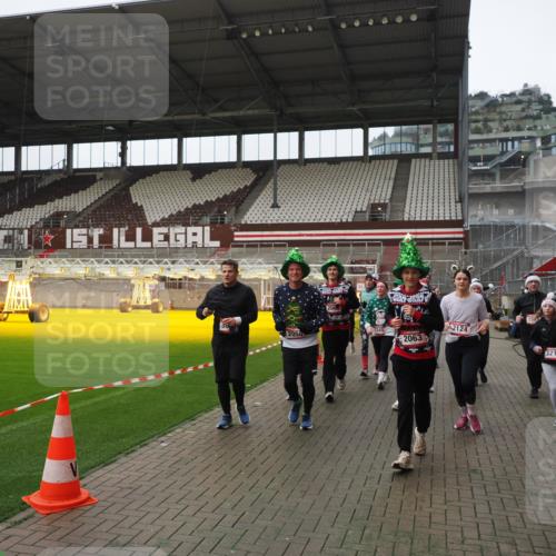 07.12.2025 - St. Pauli X-Mass-Run No. 15 Fabian Wolf http://msf.ph/oto/9418514 07.12.2025 11:26:21 Ziel 610, 624, 1345, 1498, 1501, 1632, 2059, 2063, 2066, 2069, 2074, 2124, 2257, 2260, 2637, 2786, 2795, 3094, 3217, 3257, 3258, 3260, 3261, 3607 meine-sportfotos.de