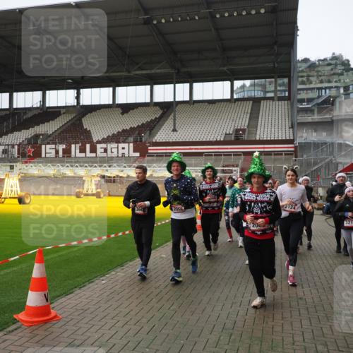 07.12.2025 - St. Pauli X-Mass-Run No. 15 Fabian Wolf http://msf.ph/oto/9418515 07.12.2025 11:26:21 Ziel 610, 624, 1345, 1498, 1501, 1632, 2059, 2063, 2066, 2069, 2074, 2124, 2257, 2260, 2637, 2786, 2795, 3094, 3217, 3257, 3258, 3260, 3261, 3607 meine-sportfotos.de