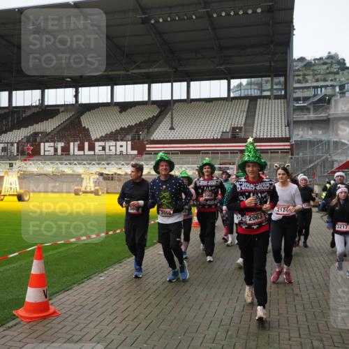 07.12.2025 - St. Pauli X-Mass-Run No. 15 Fabian Wolf http://msf.ph/oto/9418516 07.12.2025 11:26:22 Ziel 610, 624, 1345, 1498, 1501, 1632, 2059, 2063, 2066, 2069, 2074, 2124, 2257, 2260, 2637, 2786, 2795, 3094, 3217, 3257, 3258, 3260, 3261, 3607 meine-sportfotos.de