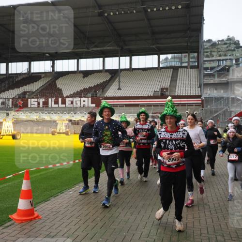 07.12.2025 - St. Pauli X-Mass-Run No. 15 Fabian Wolf http://msf.ph/oto/9418517 07.12.2025 11:26:22 Ziel 610, 624, 1345, 1498, 1501, 1632, 2059, 2063, 2066, 2069, 2074, 2124, 2257, 2260, 2637, 2786, 2795, 3094, 3217, 3257, 3258, 3260, 3261, 3607 meine-sportfotos.de