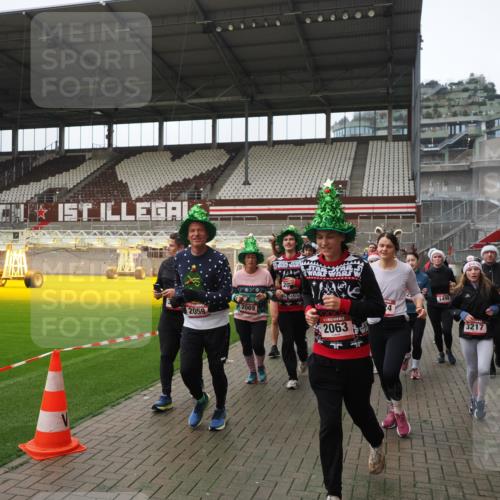 07.12.2025 - St. Pauli X-Mass-Run No. 15 Fabian Wolf http://msf.ph/oto/9418518 07.12.2025 11:26:22 Ziel 610, 624, 1345, 1498, 1501, 1632, 2059, 2063, 2066, 2069, 2074, 2124, 2257, 2260, 2637, 2786, 2795, 3094, 3217, 3257, 3258, 3260, 3261, 3607 meine-sportfotos.de