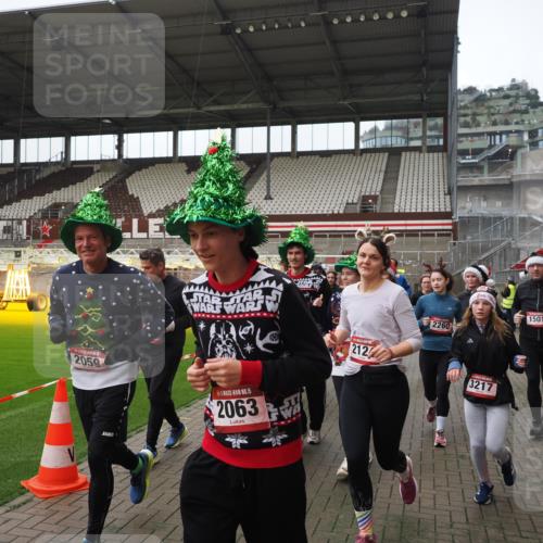 07.12.2025 - St. Pauli X-Mass-Run No. 15 Fabian Wolf http://msf.ph/oto/9418521 07.12.2025 11:26:23 Ziel 610, 624, 1345, 1498, 1501, 1632, 2059, 2063, 2066, 2069, 2074, 2124, 2257, 2260, 2637, 2786, 2795, 3217, 3257, 3258, 3260, 3261, 3607 meine-sportfotos.de