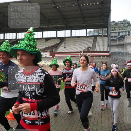 07.12.2025 - St. Pauli X-Mass-Run No. 15 Fabian Wolf http://msf.ph/oto/9418522 07.12.2025 11:26:23 Ziel 610, 624, 1345, 1498, 1501, 1632, 2059, 2063, 2066, 2069, 2074, 2124, 2257, 2260, 2637, 2786, 2795, 3217, 3257, 3258, 3260, 3261, 3607 meine-sportfotos.de
