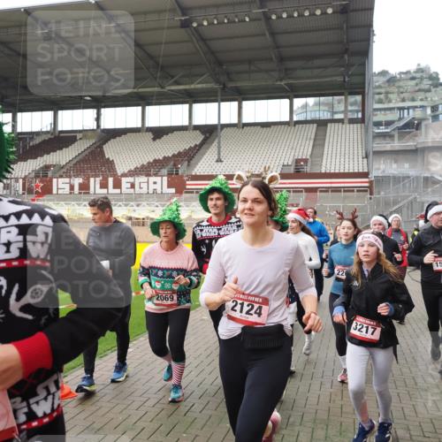 07.12.2025 - St. Pauli X-Mass-Run No. 15 Fabian Wolf http://msf.ph/oto/9418523 07.12.2025 11:26:23 Ziel 610, 624, 1345, 1498, 1501, 1632, 2059, 2063, 2066, 2069, 2074, 2124, 2257, 2260, 2637, 2786, 2795, 3217, 3257, 3258, 3260, 3261, 3607 meine-sportfotos.de