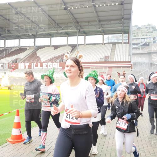 07.12.2025 - St. Pauli X-Mass-Run No. 15 Fabian Wolf http://msf.ph/oto/9418524 07.12.2025 11:26:23 Ziel 610, 624, 1345, 1498, 1501, 1632, 2059, 2063, 2066, 2069, 2074, 2124, 2257, 2260, 2637, 2786, 2795, 3217, 3257, 3258, 3260, 3261, 3607 meine-sportfotos.de
