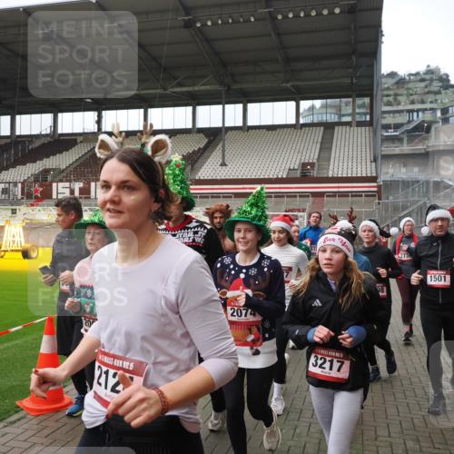 07.12.2025 - St. Pauli X-Mass-Run No. 15 Fabian Wolf http://msf.ph/oto/9418525 07.12.2025 11:26:23 Ziel 610, 624, 1345, 1498, 1501, 1632, 2059, 2063, 2066, 2069, 2074, 2124, 2257, 2260, 2637, 2786, 2795, 3217, 3257, 3258, 3260, 3261, 3607 meine-sportfotos.de