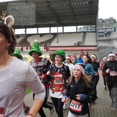 07.12.2025 - St. Pauli X-Mass-Run No. 15 Fabian Wolf http://msf.ph/oto/9418526 07.12.2025 11:26:24 Ziel 610, 624, 1345, 1498, 1501, 1632, 2059, 2063, 2066, 2069, 2074, 2124, 2257, 2260, 2637, 2786, 2795, 3217, 3257, 3258, 3260, 3261, 3607 meine-sportfotos.de
