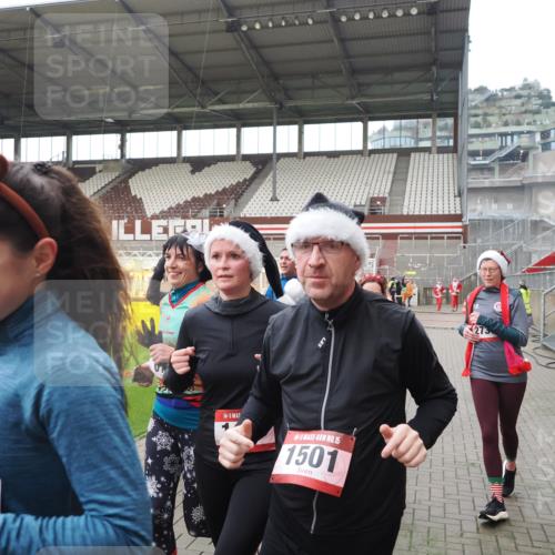 07.12.2025 - St. Pauli X-Mass-Run No. 15 Fabian Wolf http://msf.ph/oto/9418532 07.12.2025 11:26:25 Ziel 610, 624, 1345, 1498, 1501, 1632, 2059, 2063, 2066, 2069, 2074, 2124, 2257, 2260, 2637, 2786, 2795, 3217, 3257, 3258, 3260, 3261, 3607 meine-sportfotos.de