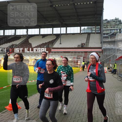 07.12.2025 - St. Pauli X-Mass-Run No. 15 Fabian Wolf http://msf.ph/oto/9418533 07.12.2025 11:26:26 Ziel 610, 624, 1345, 1498, 1501, 1632, 2059, 2063, 2066, 2069, 2074, 2124, 2257, 2260, 2637, 2786, 2795, 3217, 3257, 3258, 3260, 3261 meine-sportfotos.de