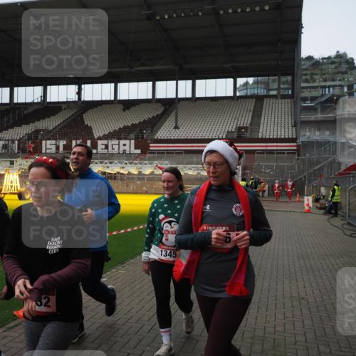 07.12.2025 - St. Pauli X-Mass-Run No. 15 Fabian Wolf http://msf.ph/oto/9418535 07.12.2025 11:26:26 Ziel 610, 624, 1345, 1498, 1501, 1632, 2059, 2063, 2066, 2069, 2074, 2124, 2257, 2260, 2637, 2786, 2795, 3217, 3257, 3258, 3260, 3261 meine-sportfotos.de