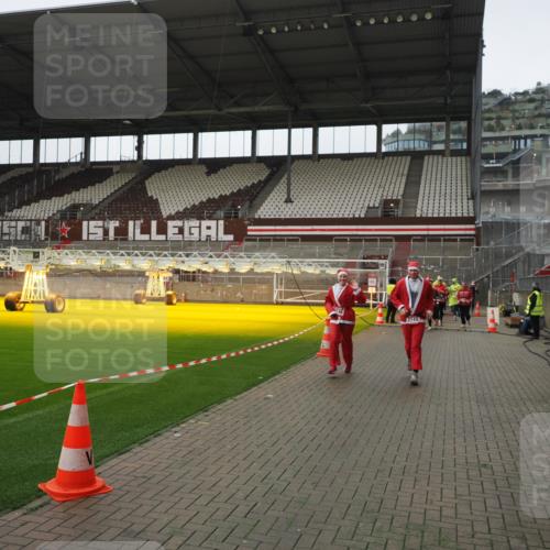 07.12.2025 - St. Pauli X-Mass-Run No. 15 Fabian Wolf http://msf.ph/oto/9418539 07.12.2025 11:26:33 Ziel 610, 624, 1498, 1501, 1632, 2024, 2026, 2069, 2074, 2124, 2257, 2260, 2637, 2748, 2749, 2813, 3217 meine-sportfotos.de