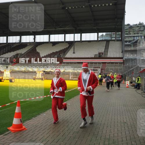 07.12.2025 - St. Pauli X-Mass-Run No. 15 Fabian Wolf http://msf.ph/oto/9418545 07.12.2025 11:26:35 Ziel 205, 209, 1632, 2024, 2026, 2234, 2236, 2240, 2257, 2748, 2749, 2813 meine-sportfotos.de