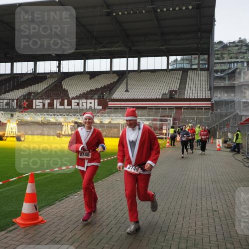 07.12.2025 - St. Pauli X-Mass-Run No. 15 Fabian Wolf http://msf.ph/oto/9418546 07.12.2025 11:26:35 Ziel 205, 209, 1632, 2024, 2026, 2234, 2236, 2240, 2257, 2748, 2749, 2813 meine-sportfotos.de