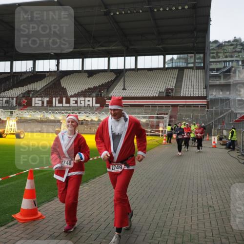 07.12.2025 - St. Pauli X-Mass-Run No. 15 Fabian Wolf http://msf.ph/oto/9418547 07.12.2025 11:26:35 Ziel 205, 209, 1632, 2024, 2026, 2234, 2236, 2240, 2257, 2748, 2749, 2813 meine-sportfotos.de